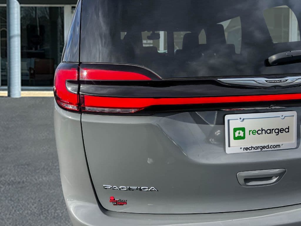 2022 Chrysler Pacifica view 34