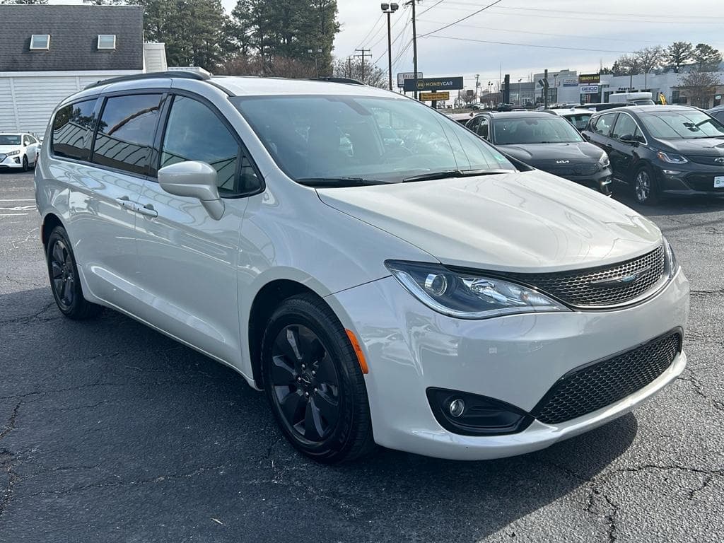 2020 Chrysler Pacifica view 4