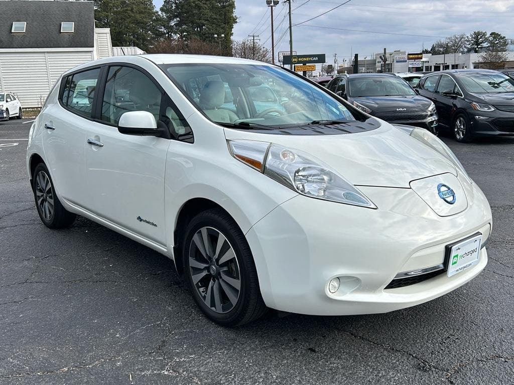 2015 Nissan LEAF view 4