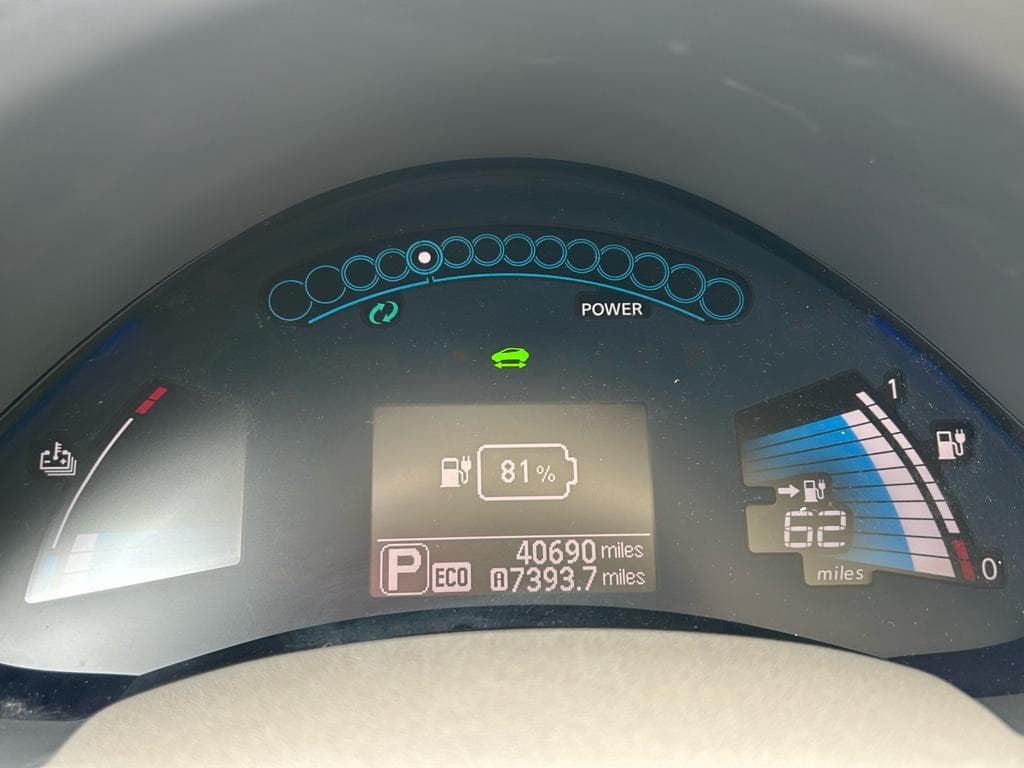 2015 Nissan LEAF view 9