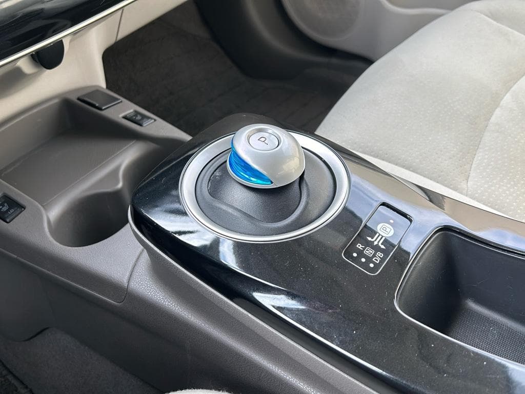 2015 Nissan LEAF view 16