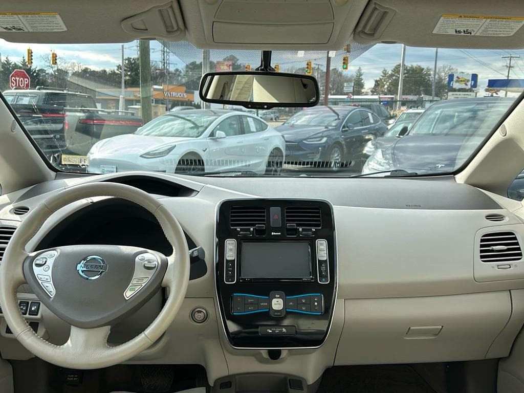 2015 Nissan LEAF view 15