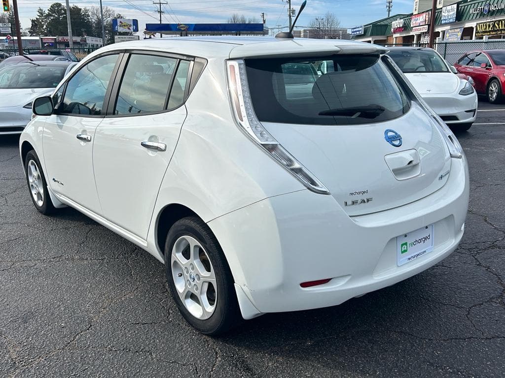 2013 Nissan LEAF view 2