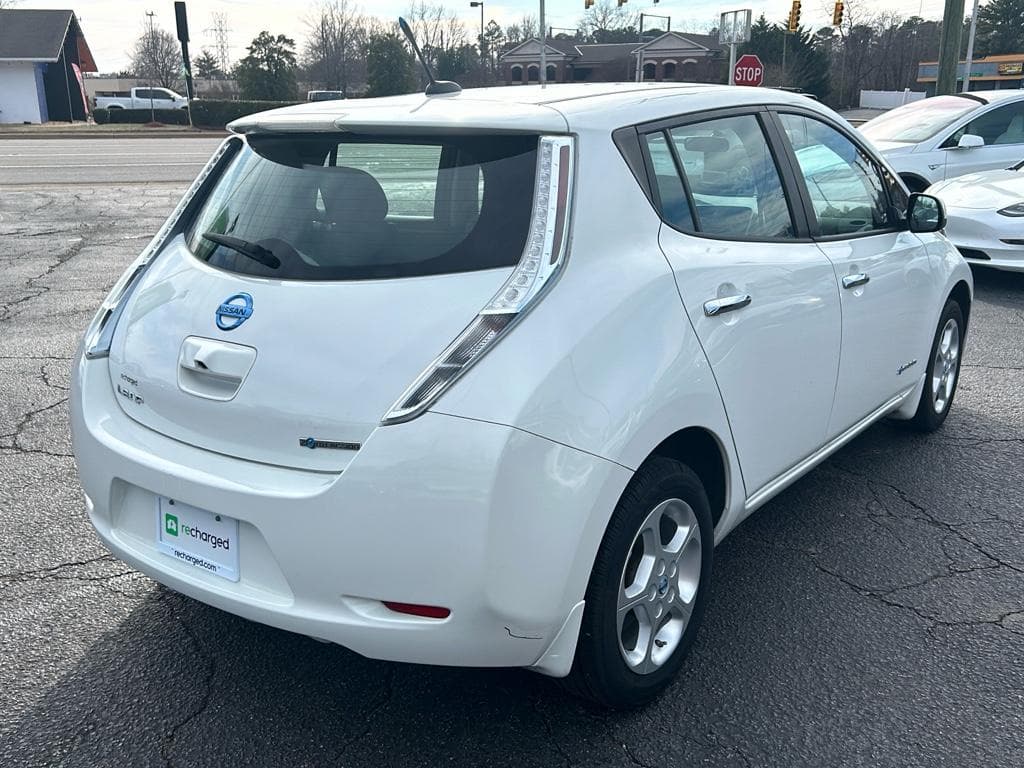 2013 Nissan LEAF view 3