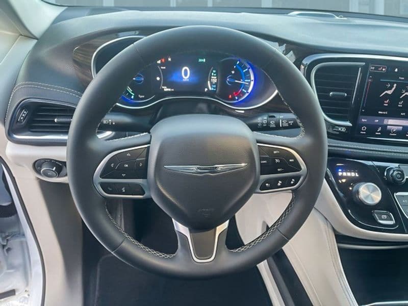 2023 Chrysler Pacifica view 12