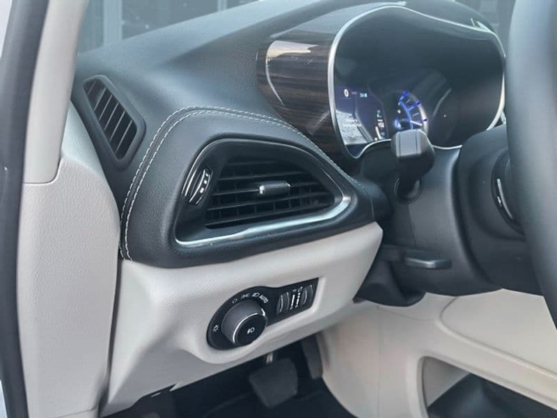 2023 Chrysler Pacifica view 11