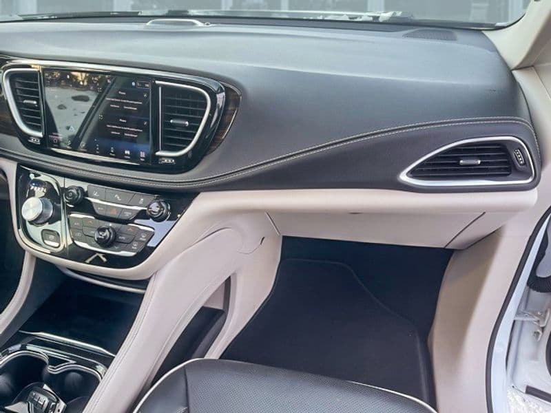 2023 Chrysler Pacifica view 28