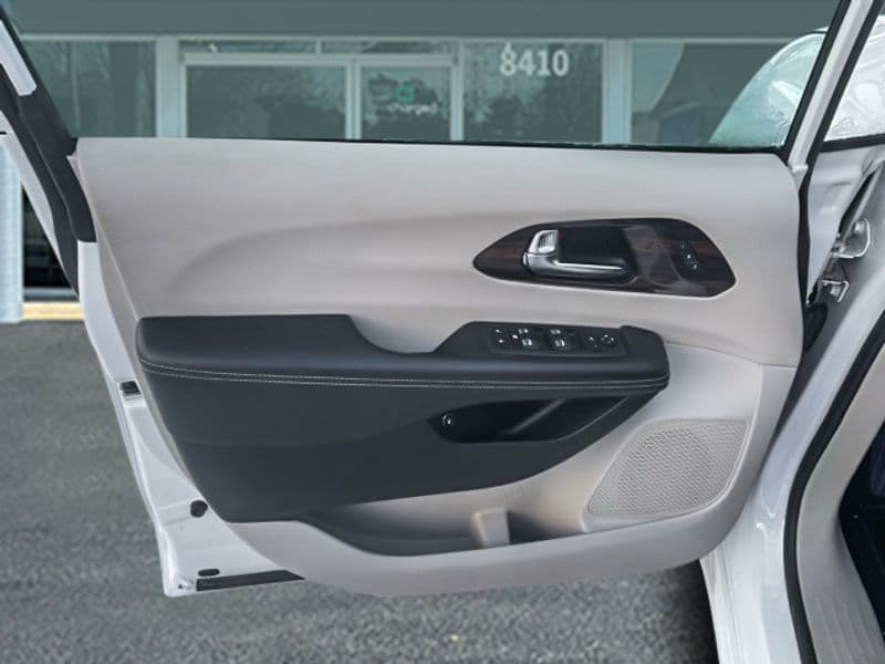 2023 Chrysler Pacifica view 26