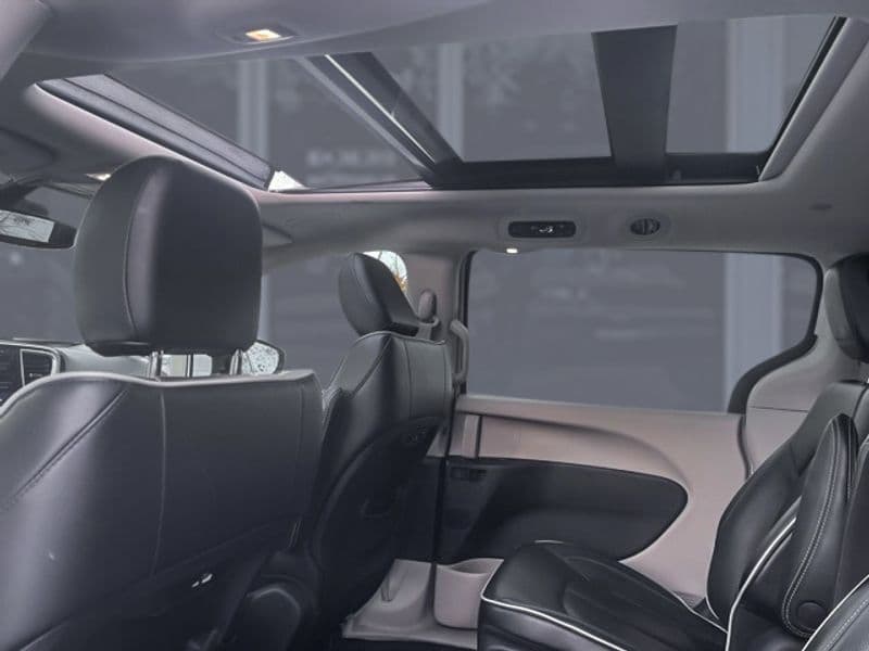 2023 Chrysler Pacifica view 33