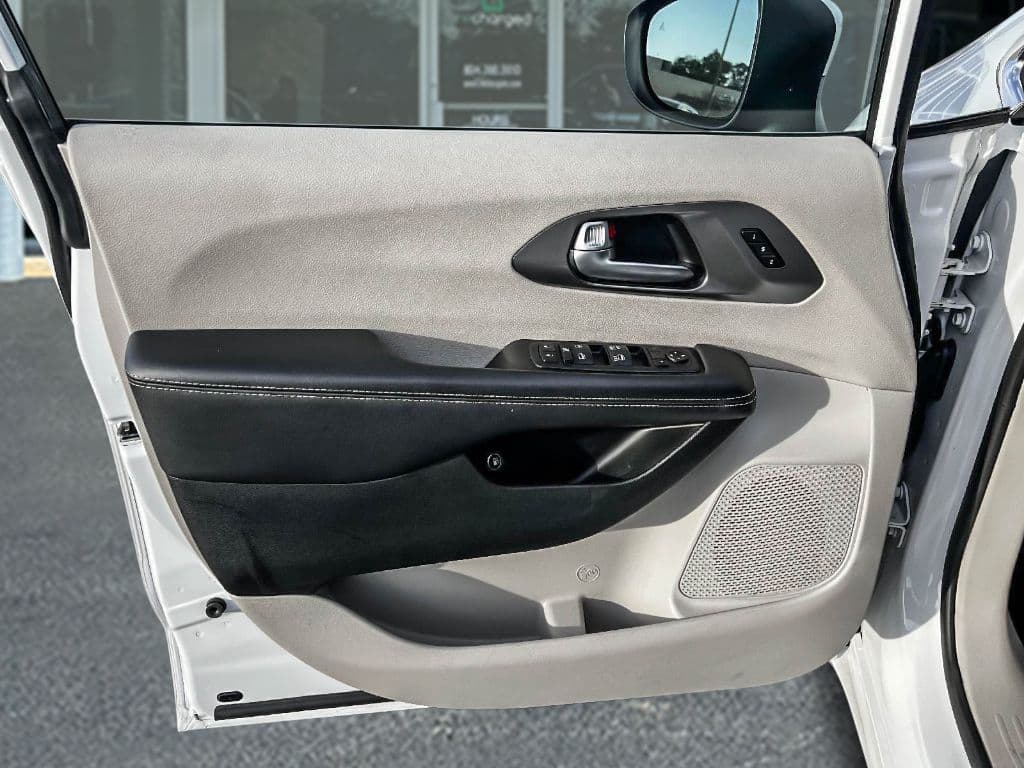 2023 Chrysler Pacifica view 9