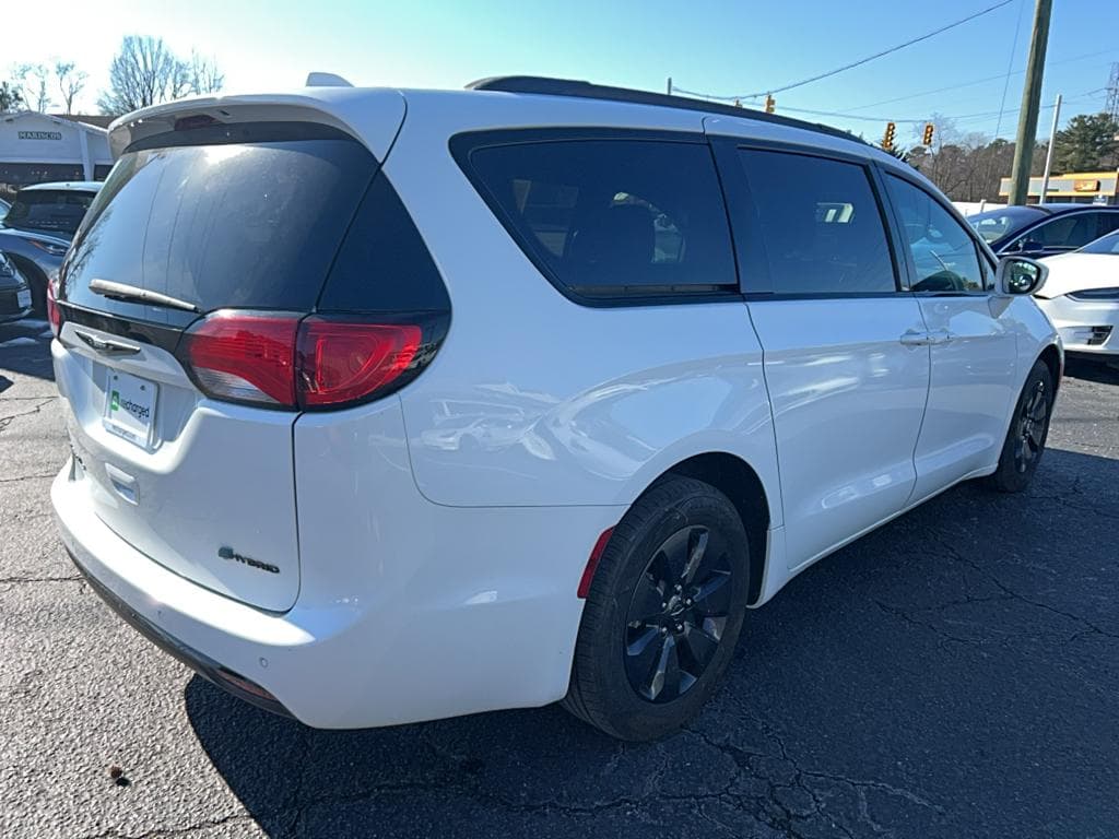 2019 Chrysler Pacifica view 3