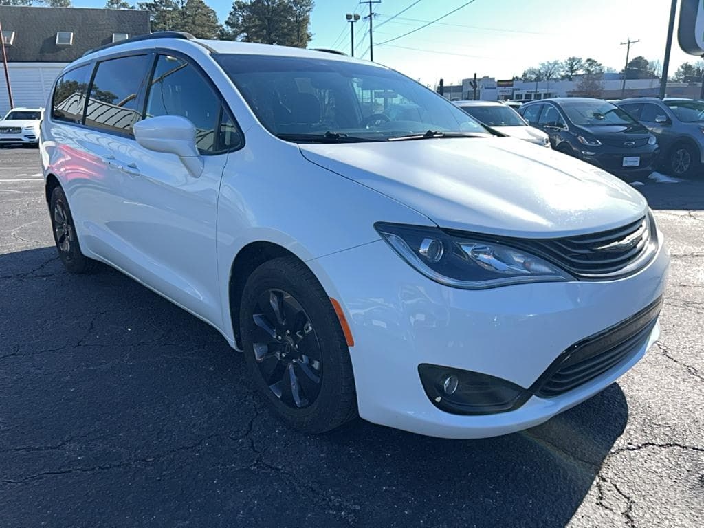 2019 Chrysler Pacifica view 4