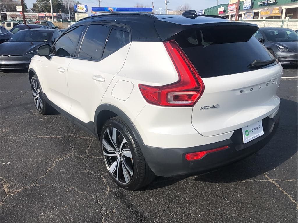 2022 Volvo XC40 view 2