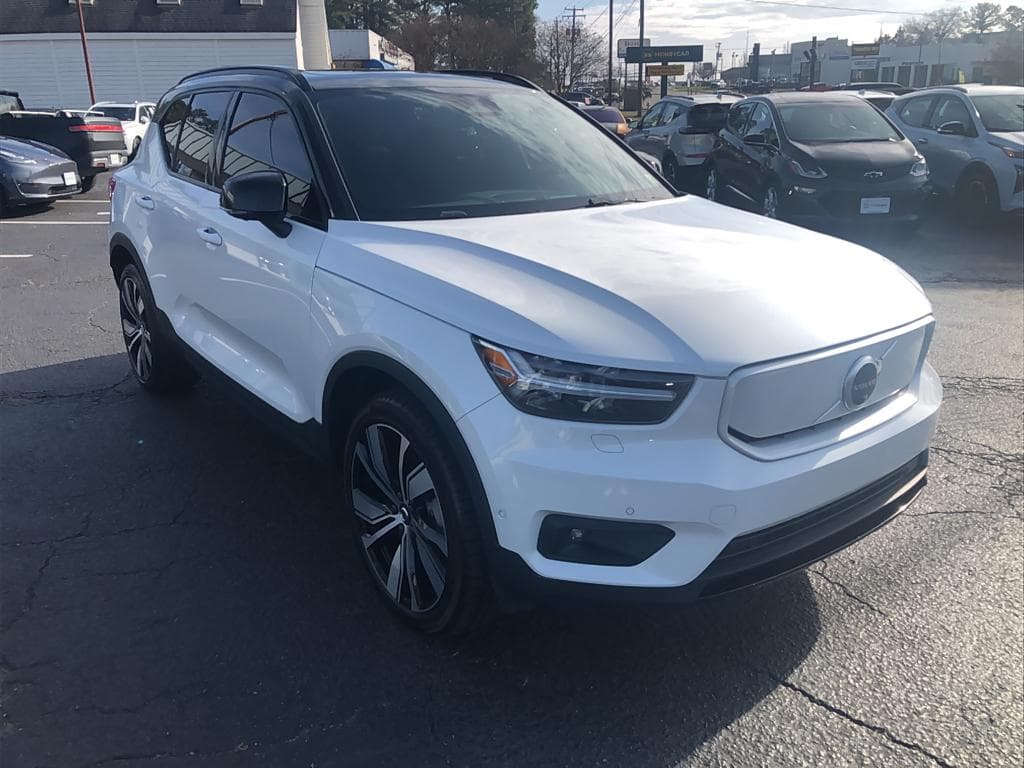 2022 Volvo XC40 view 4