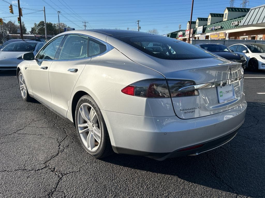 2014 Tesla Model S view 3