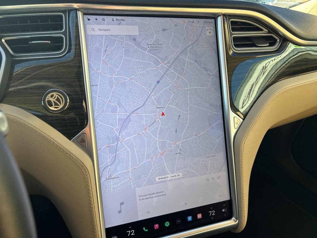 2014 Tesla Model S view 11