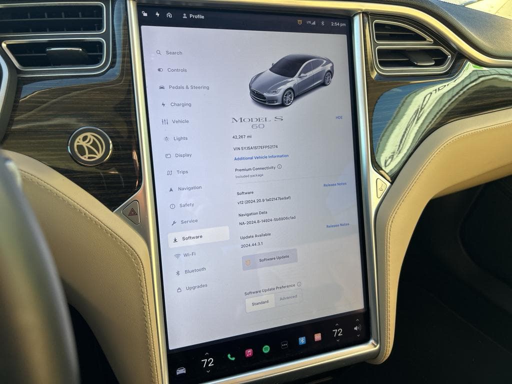 2014 Tesla Model S view 12