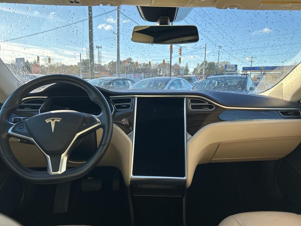 2014 Tesla Model S view 19