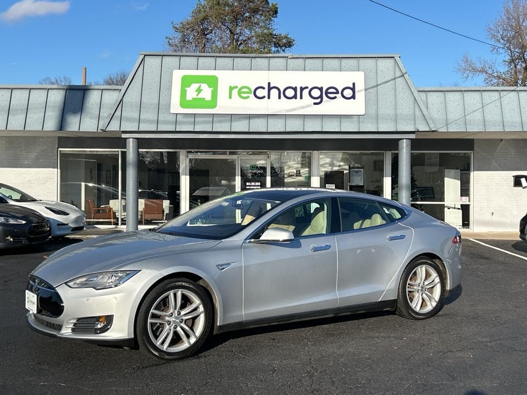 2014 Tesla Model S view 22