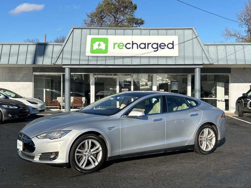 2014 Tesla Model S view 23