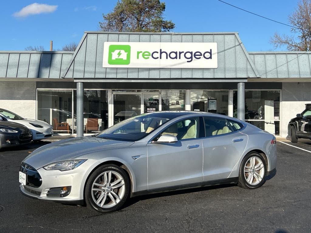 2014 Tesla Model S view 24