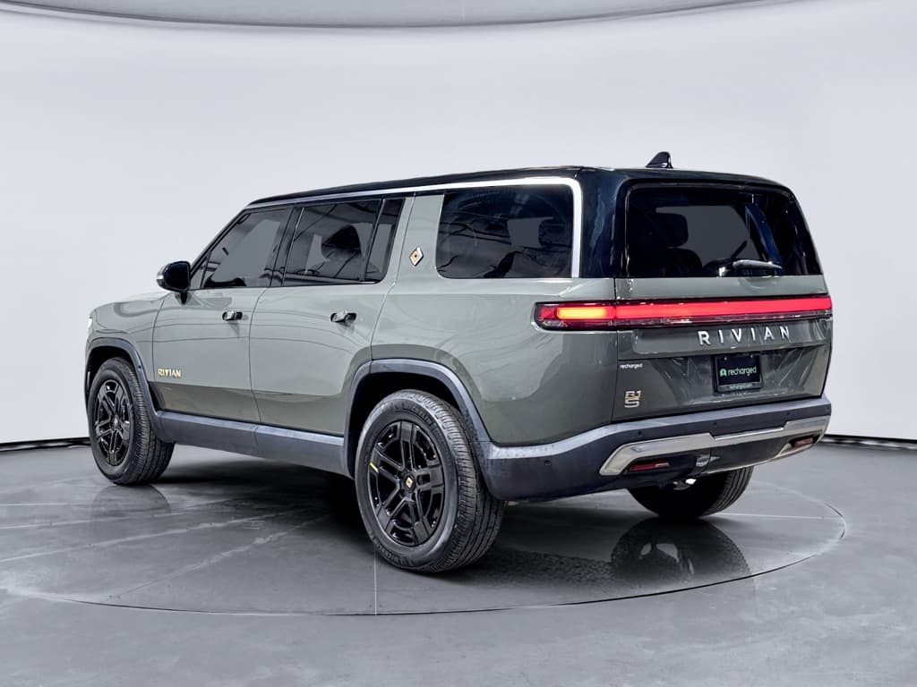 2023 Rivian R1S view 2