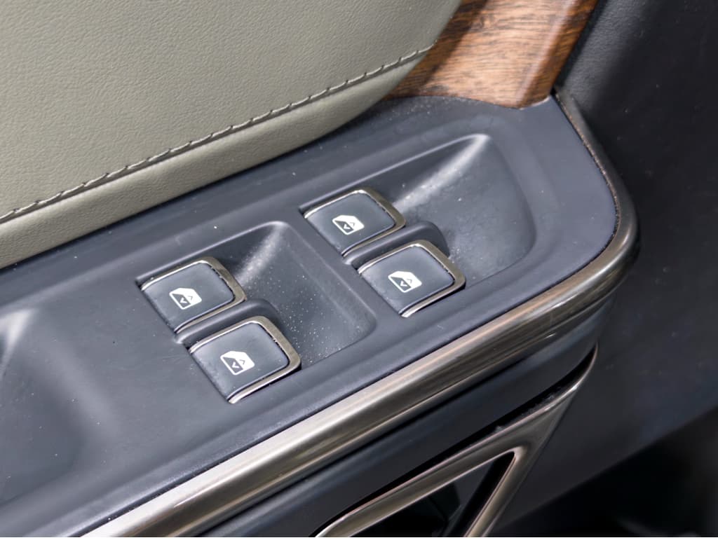 2023 Rivian R1S view 7