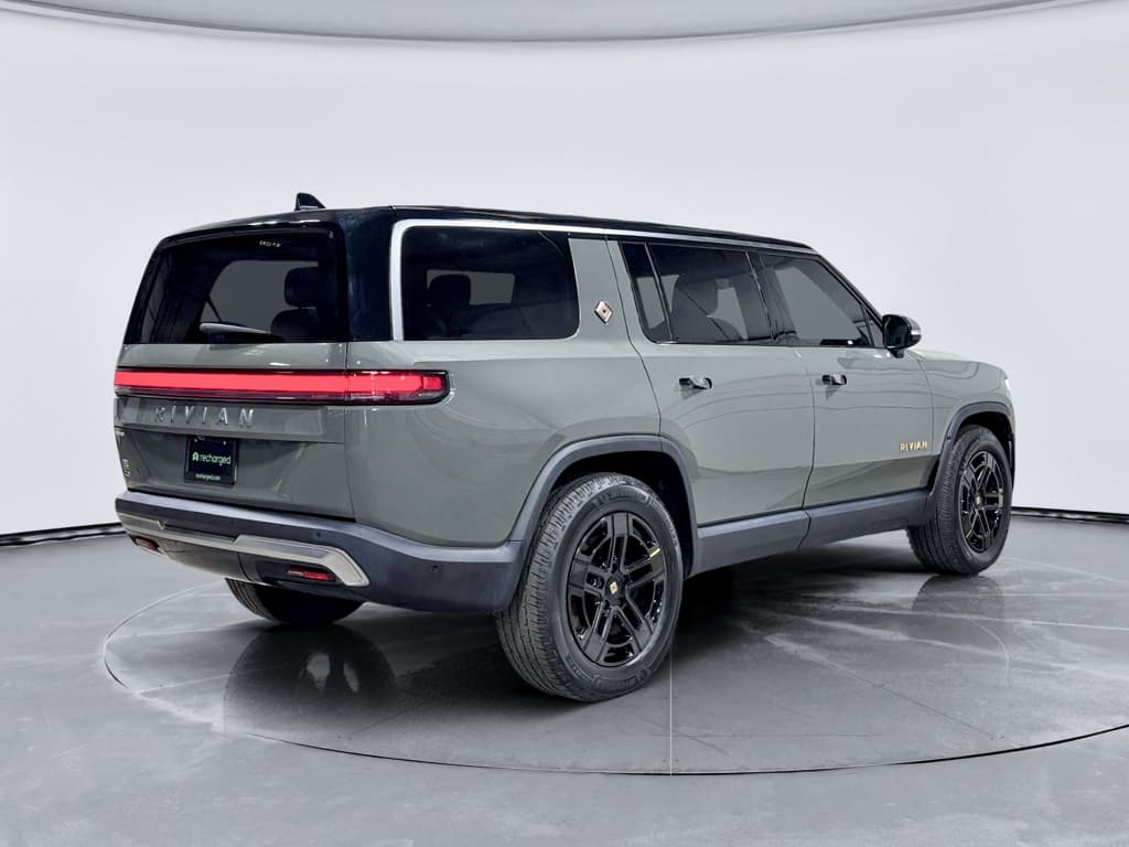2023 Rivian R1S view 3