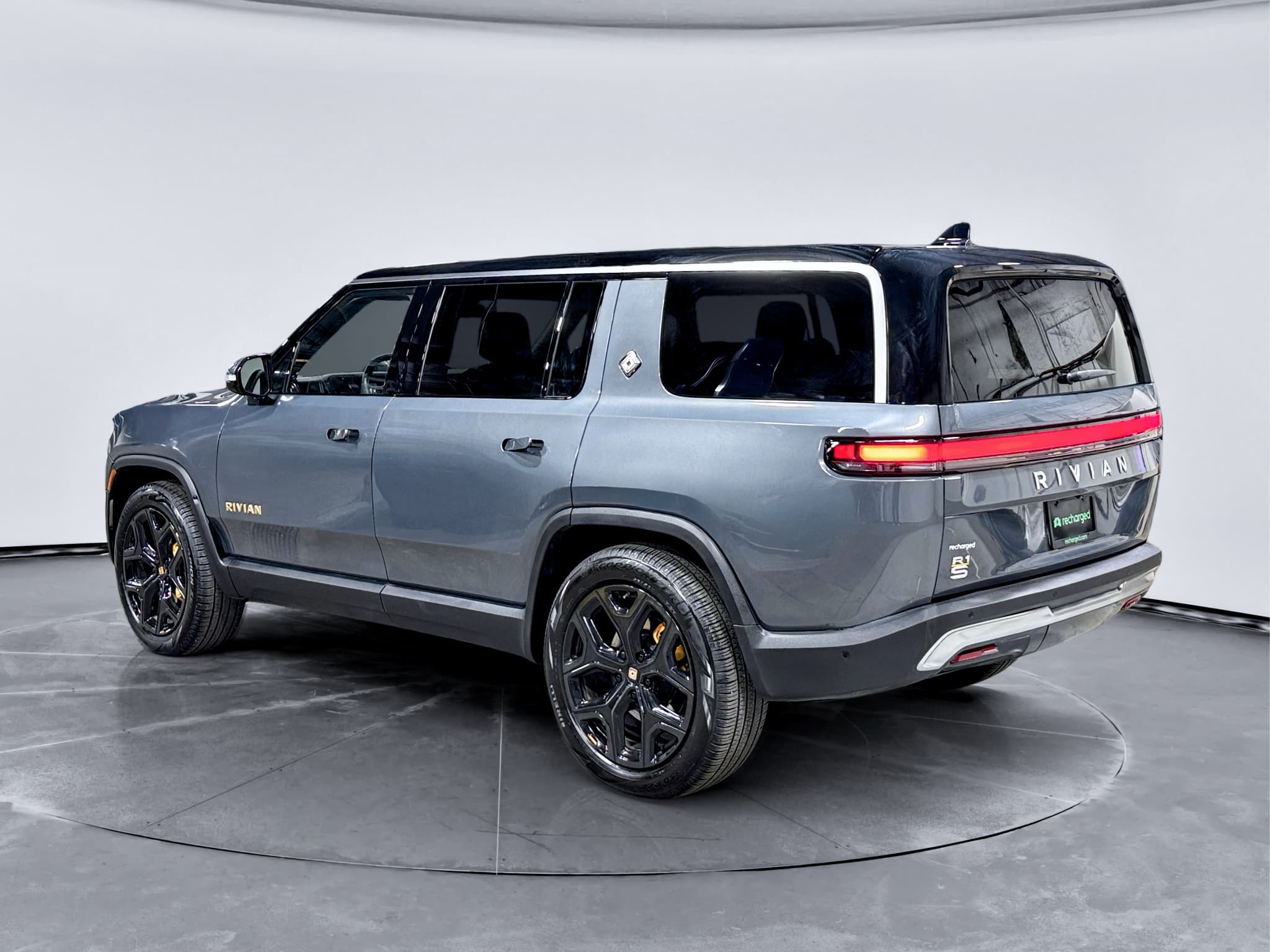 2022 Rivian R1S view 2