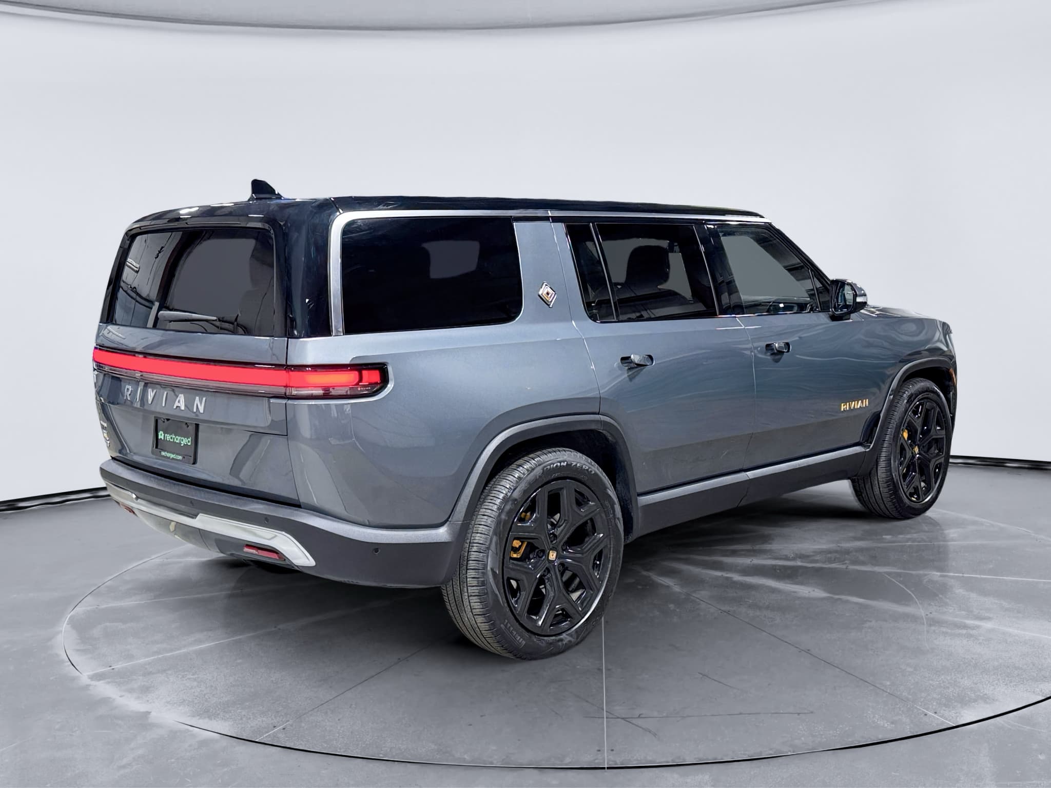 2022 Rivian R1S view 3