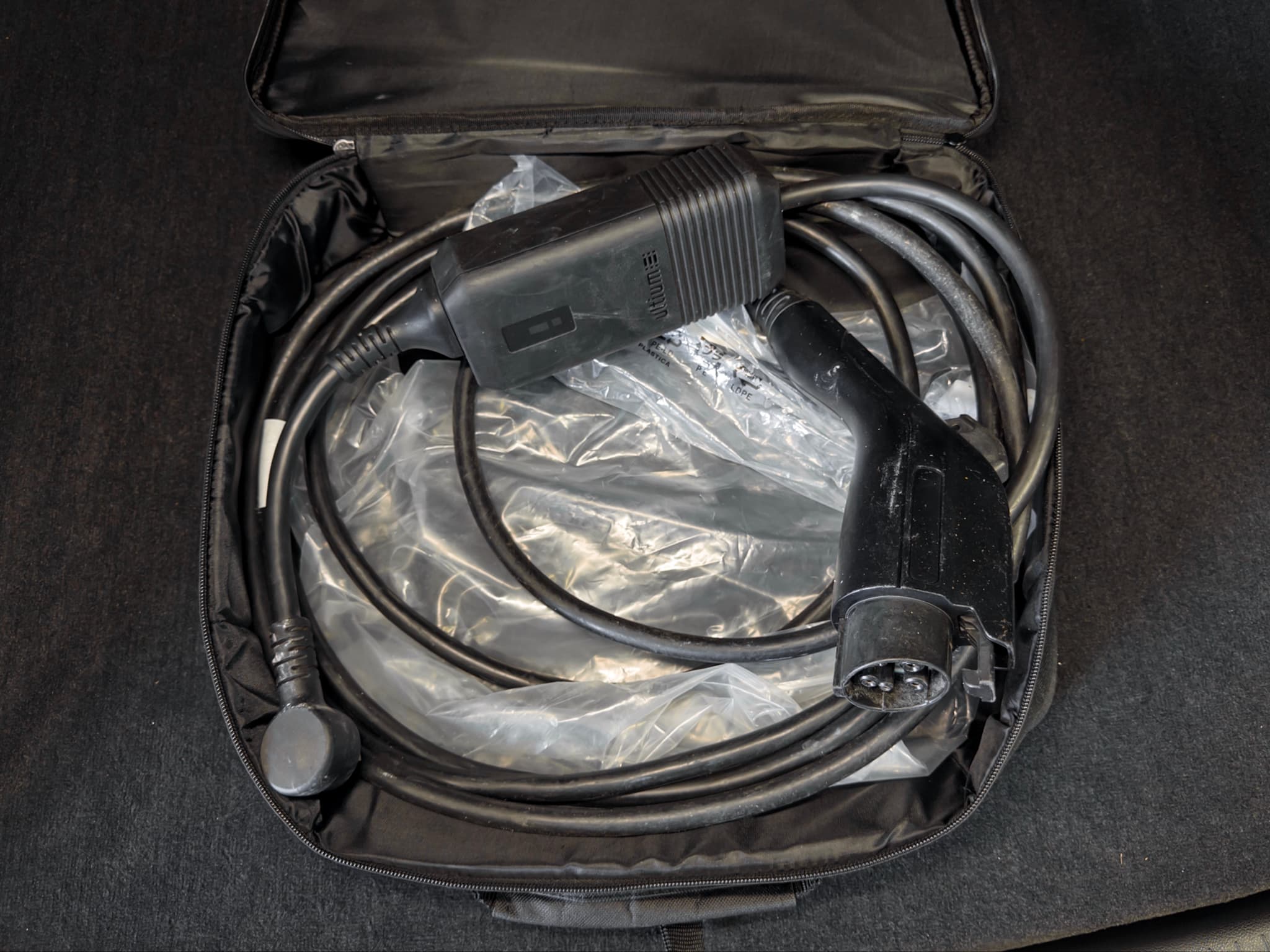 2022 Rivian R1S view 6
