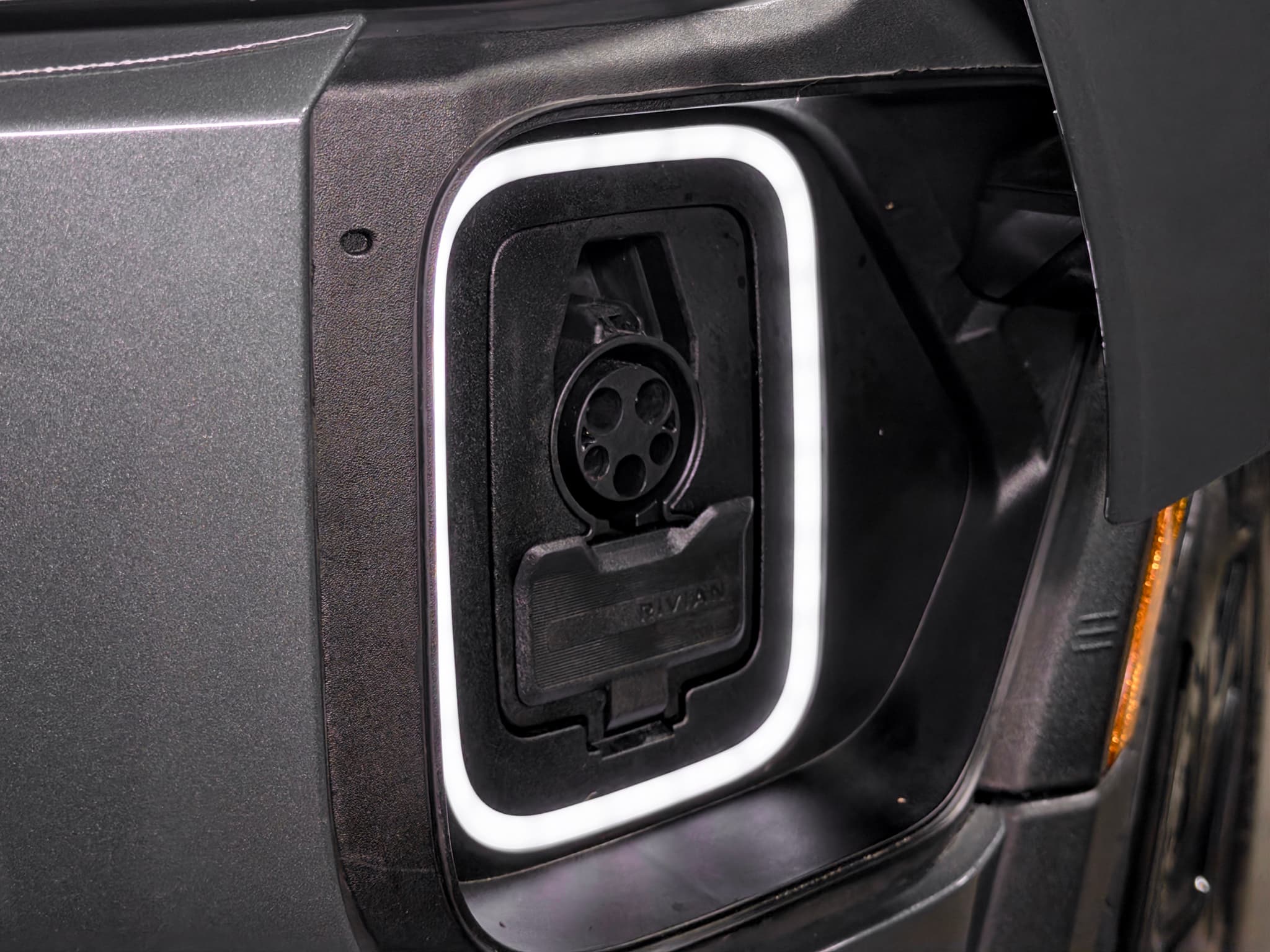 2022 Rivian R1S view 5