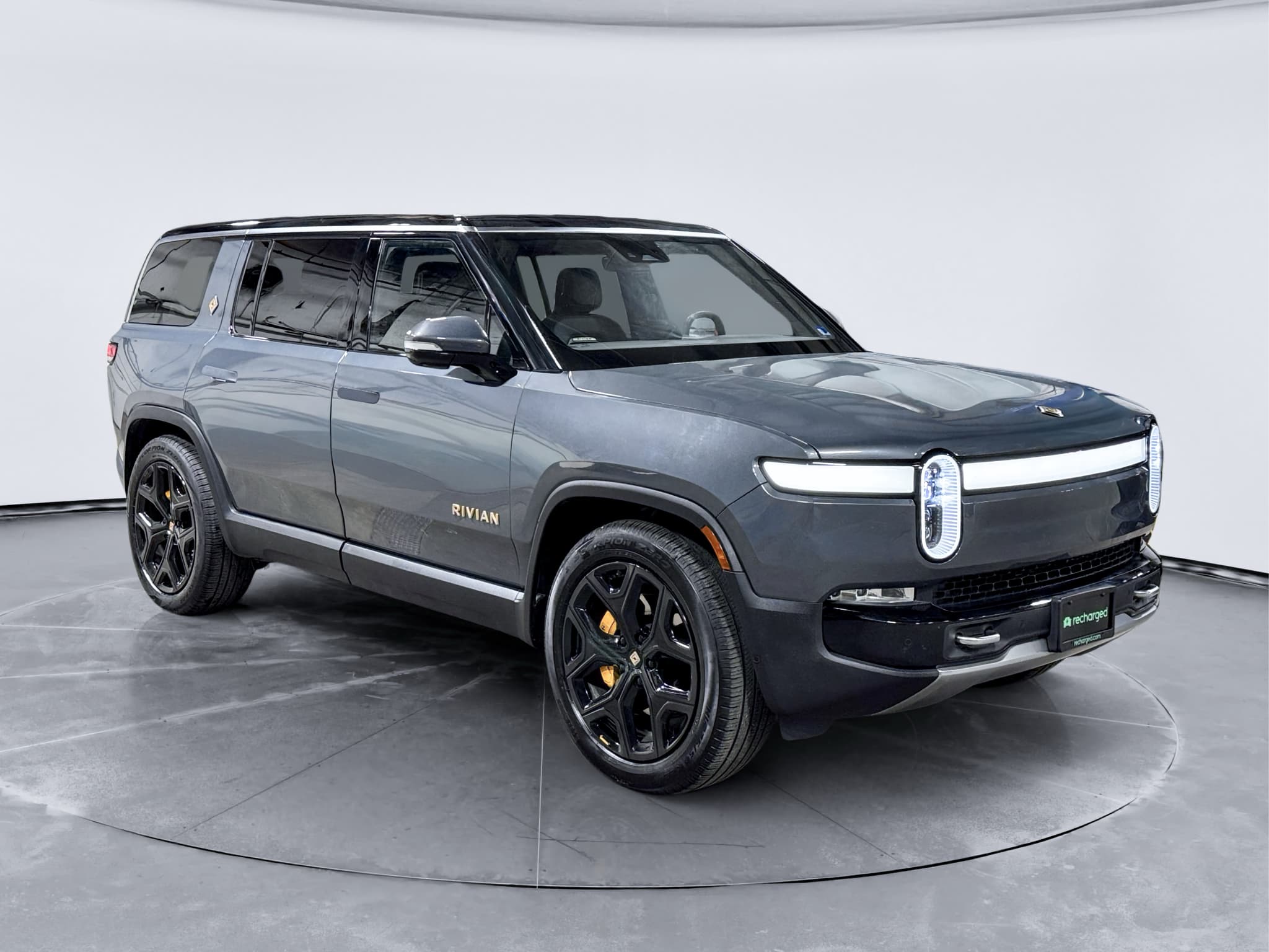 2022 Rivian R1S view 4