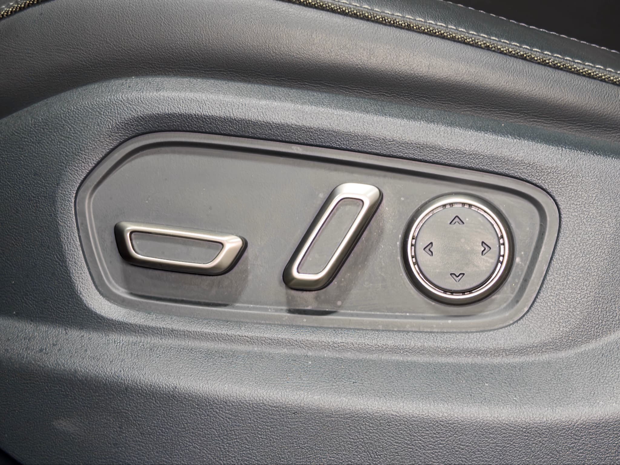 2022 Rivian R1S view 7