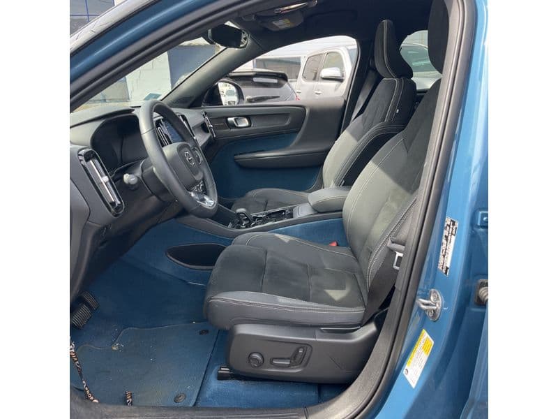 2022 Volvo C40 Recharge view 5