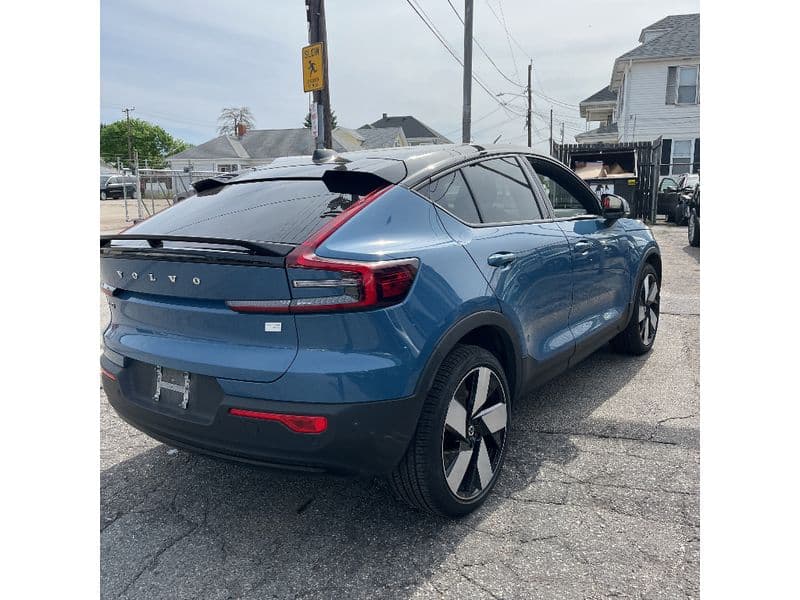 2022 Volvo C40 Recharge view 3