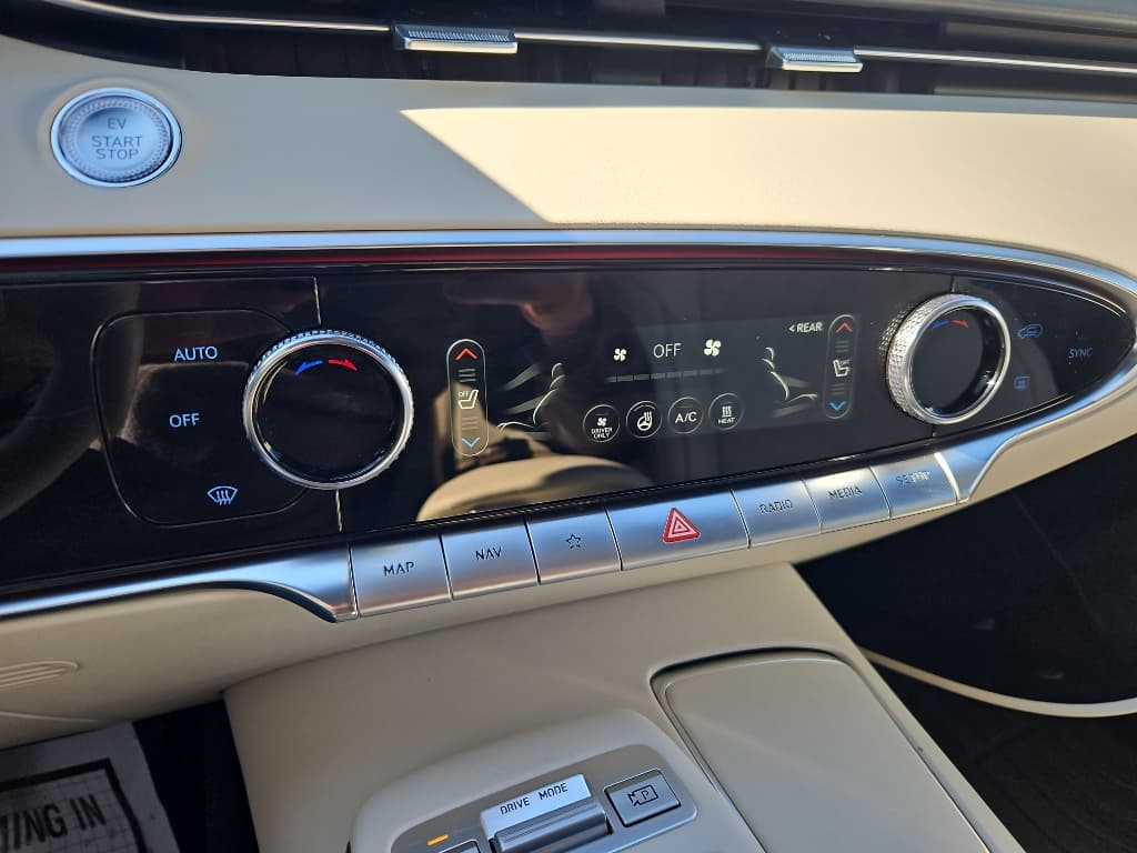 2024 Genesis Electrified GV70 view 17