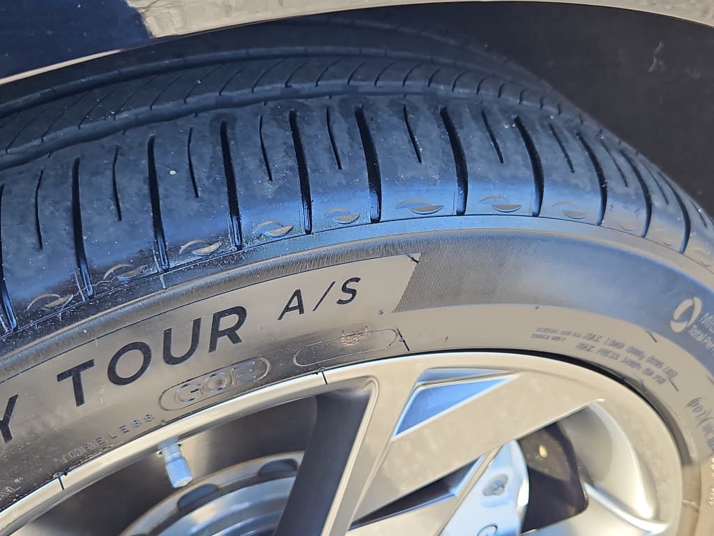 2024 Genesis Electrified GV70 view 32