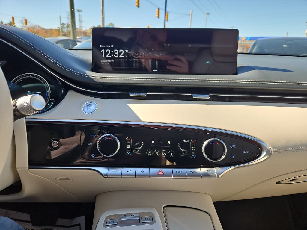 2024 Genesis Electrified GV70 view 10