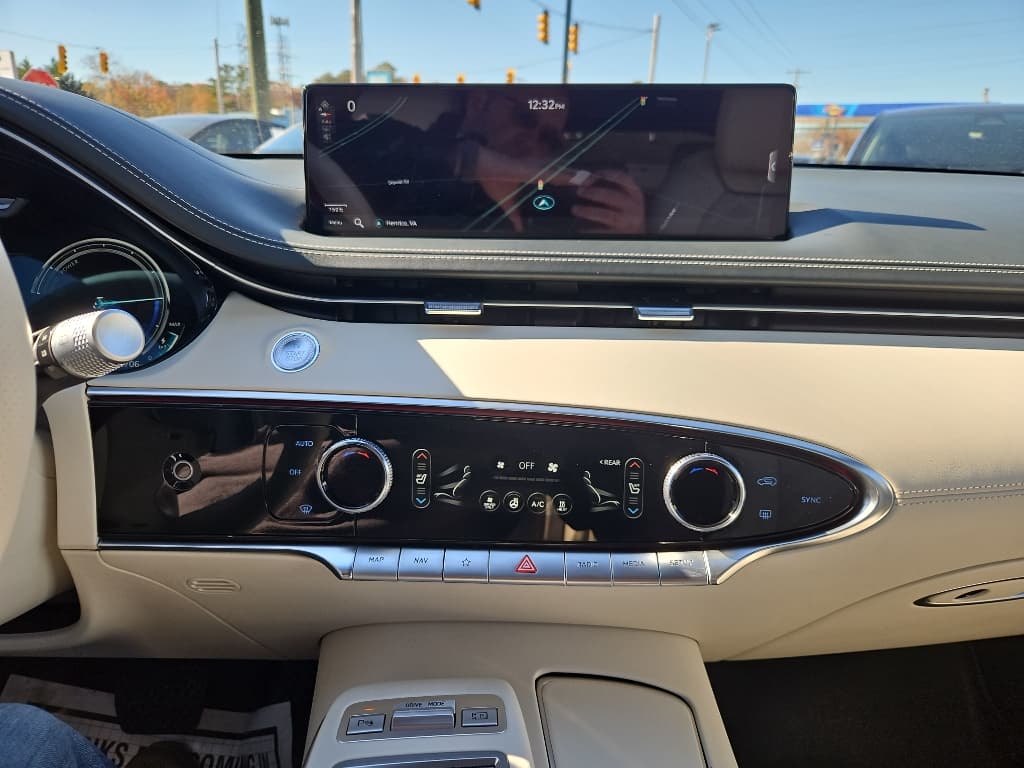 2024 Genesis Electrified GV70 view 11