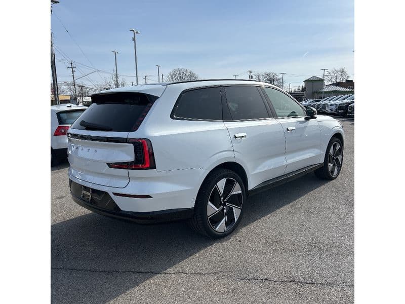 2025 Volvo EX90 view 3