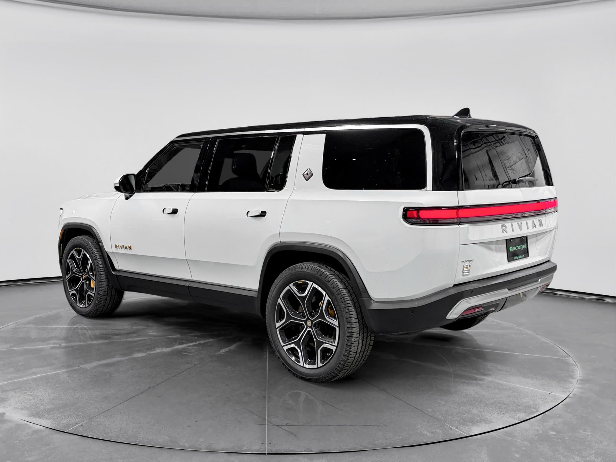 2023 Rivian R1S view 2