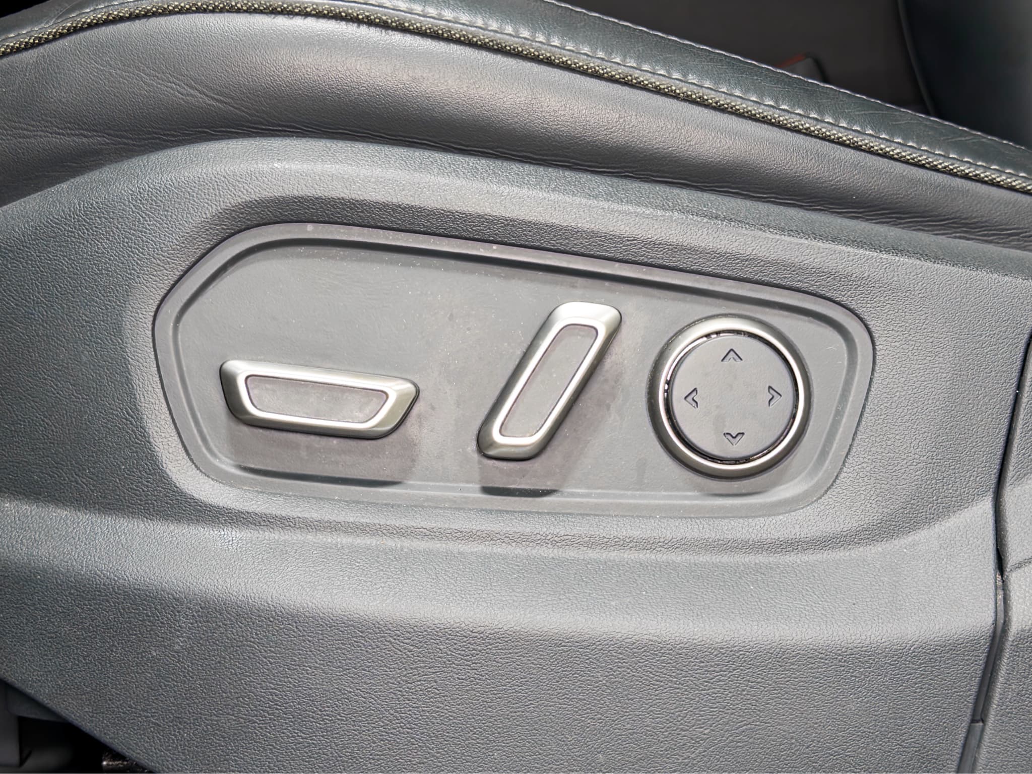 2023 Rivian R1S view 7