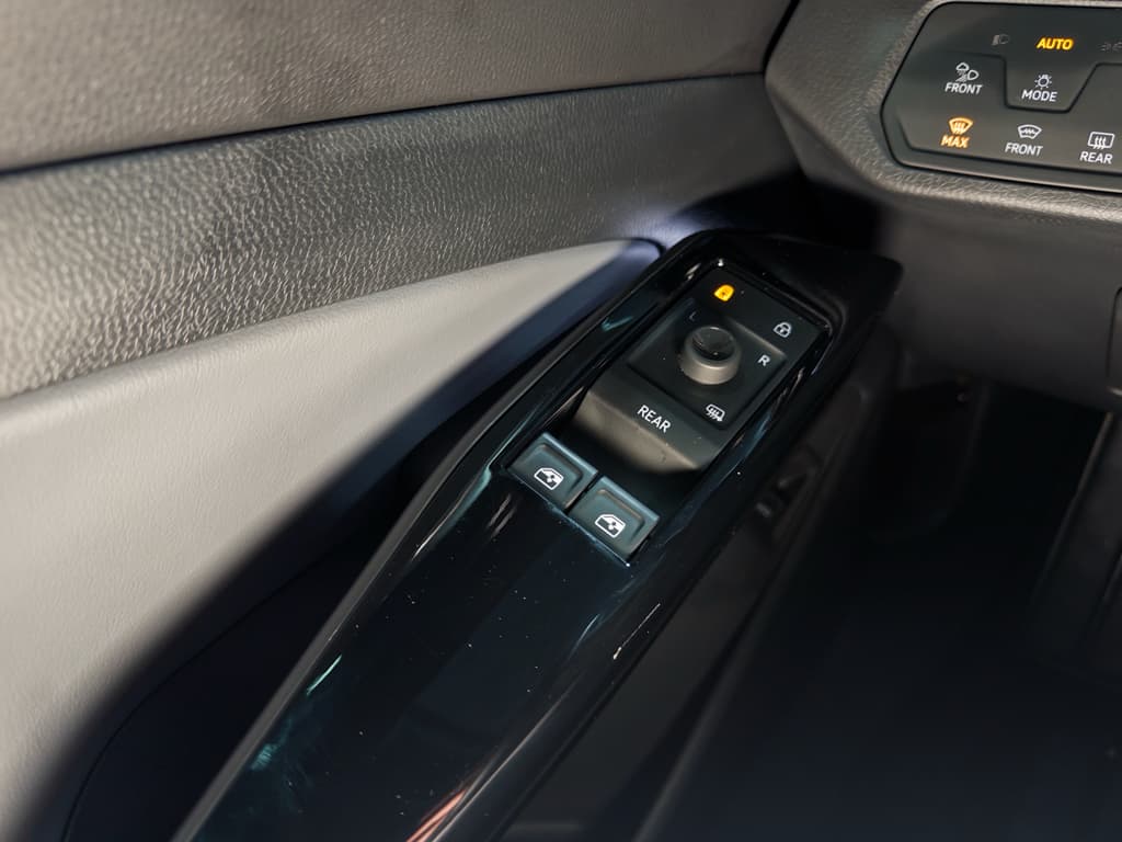 2023 Volkswagen ID.4 view 7