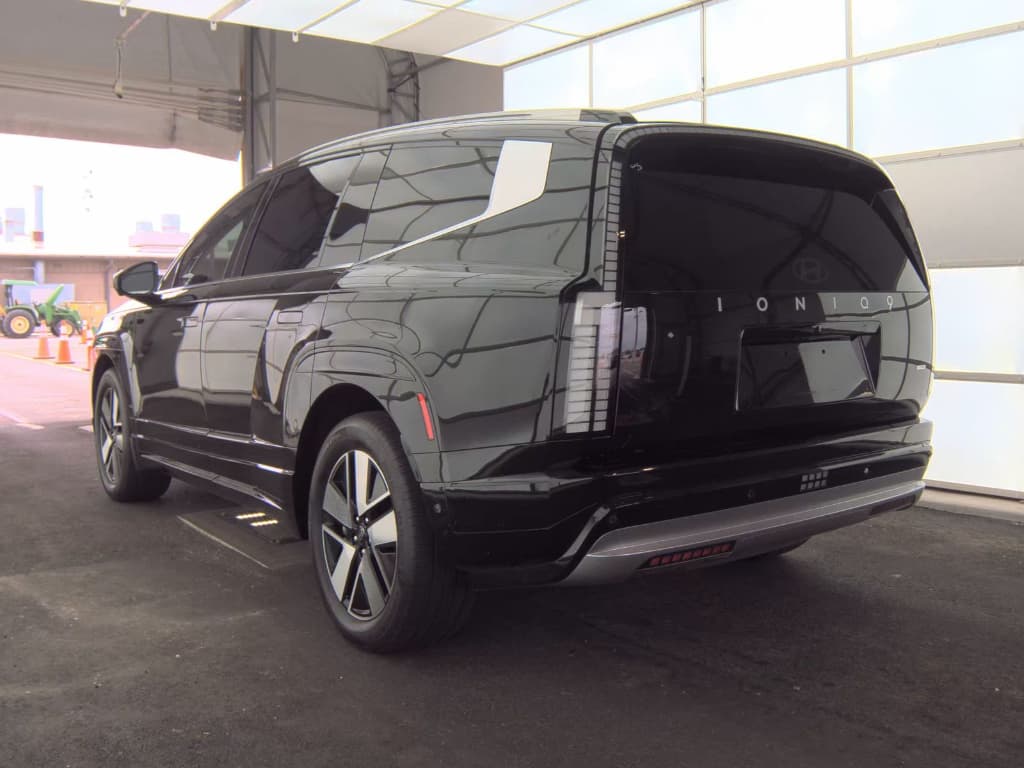 2026 Hyundai IONIQ 9 view 4