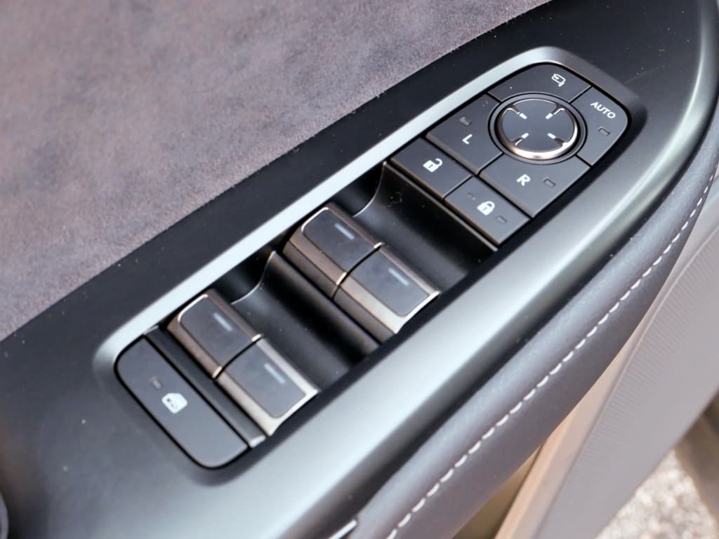 2023 Lexus RZ 450e view 7