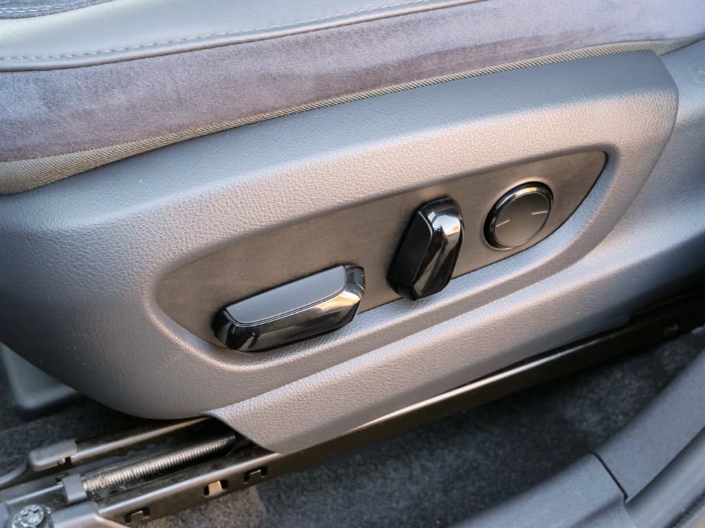 2023 Lexus RZ 450e view 6