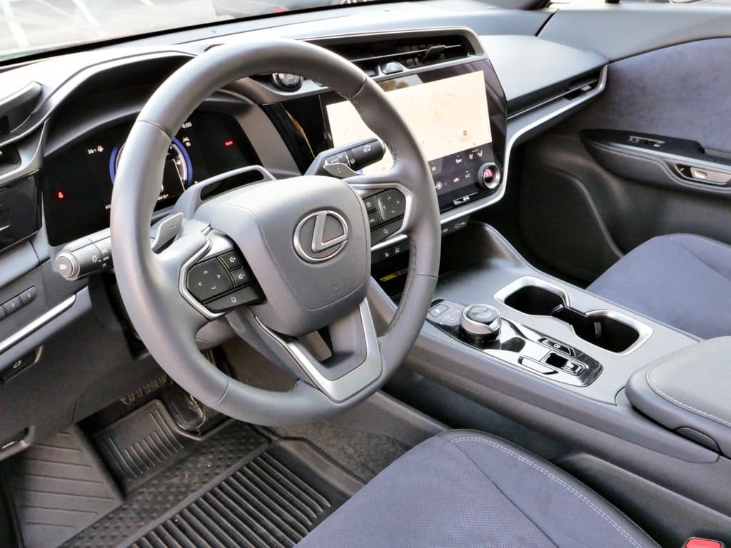 2023 Lexus RZ 450e view 18
