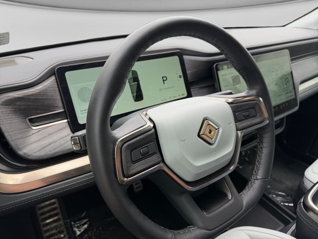 2023 Rivian R1S view 6