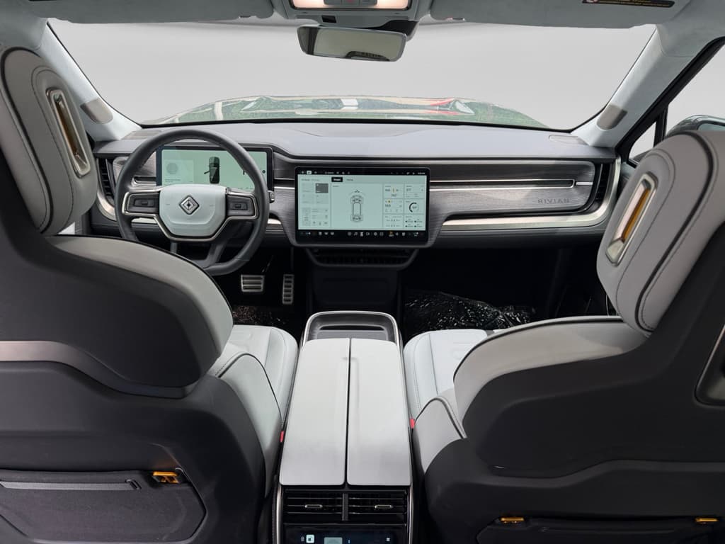 2023 Rivian R1S view 7